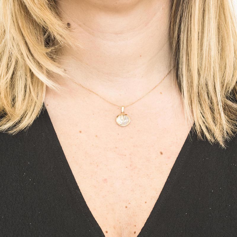 Virgin girl pendant in gold and mother-of-pearl