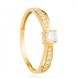 18k gold engagement ring with zirconia.