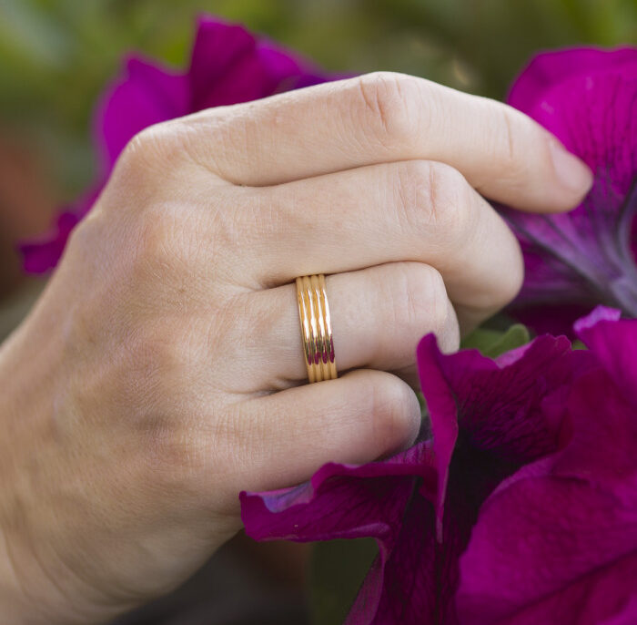 es un anillo solitario y qué le diferencia de una alianza de boda?